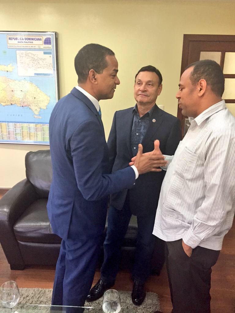 UnidosValentin's tweet photo. #UnidosConValentin porque escucha y representa en busca de soluciones colectivas @JCesarValentin #ElSenadorDeSantiago http://t.co/fsN9yyIZyP