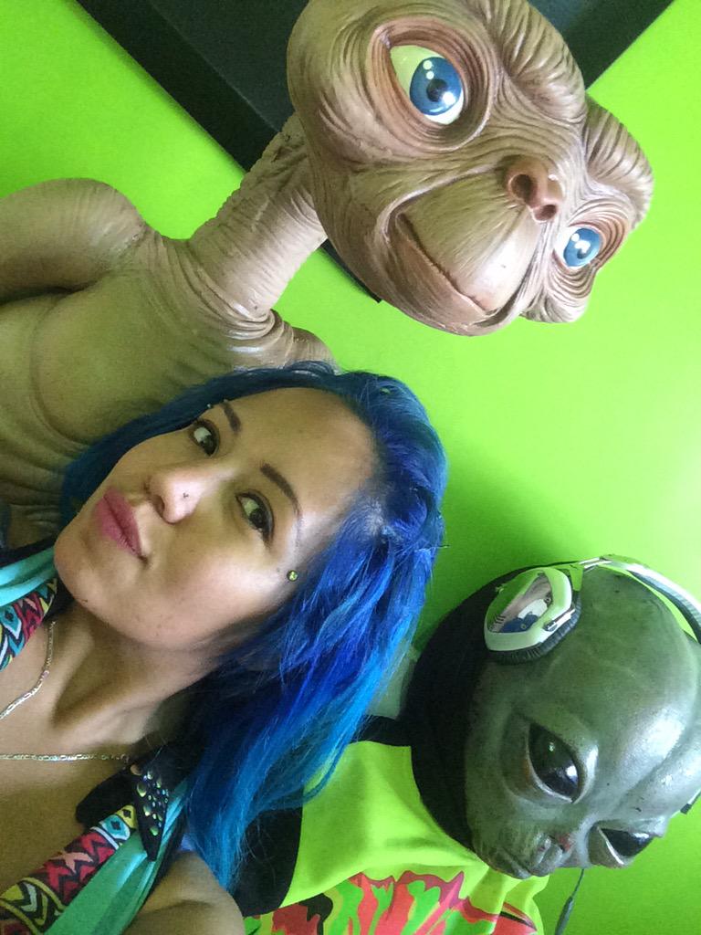 AlienDeLuna's tweet photo. Ya no me sentiré tan solo cuando luna salga. E.T. mi nuevo amigo. 👽✌️👽✌️ http://t.co/khoJWqaO0K