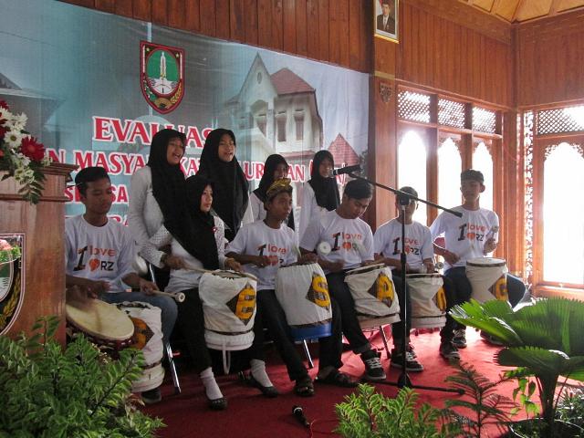 CikguDevi's tweet photo. Sangkrah, desbin @rumahzakat ikut lomba pemberdayaan Solo. Perkusi Gesang pun ikut serta. @RZ_Solo @Rel_Inspirasi http://t.co/H7iuKHh6m6