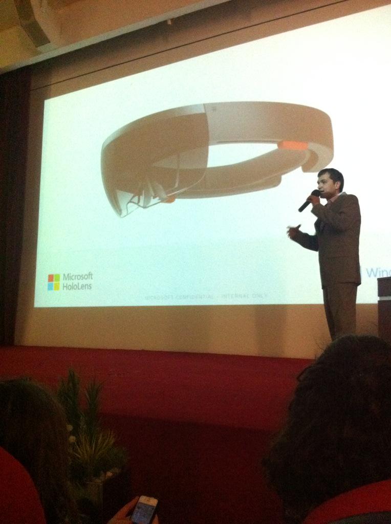 Al final del ano esperamos elnuevo producto de Microsoft "hololens" #increible <a href="/karlabarajas/">Karla Barajas</a> <a href="/MKTAnahuac/">MKT Anáhuac</a> #MKTAnáhuac