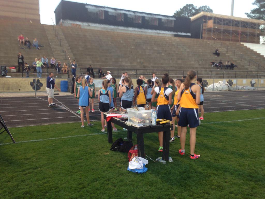BMMSBroncos's tweet photo. Final event of the night 4X400 http://t.co/MBuSK0oX4Y