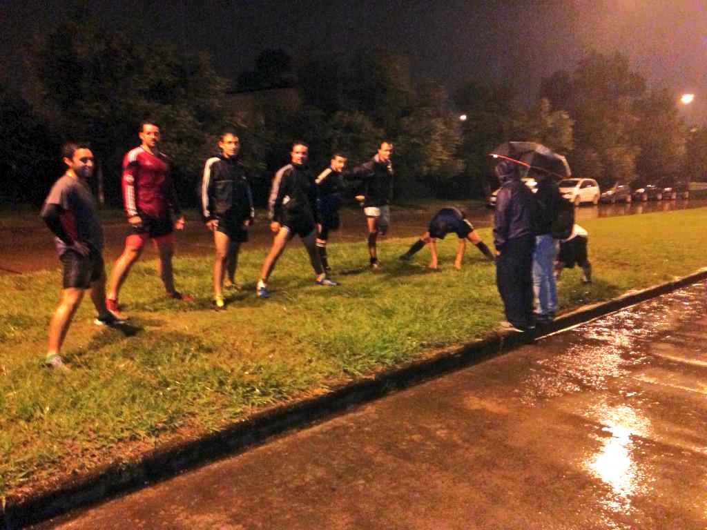 ProfesionalesFV's tweet photo. El plantel trabajó bajo una intensa llovizna. Semblante de acero para tratar de repetir lo que se hizo el año pasado. http://t.co/FKEE1T1aeX