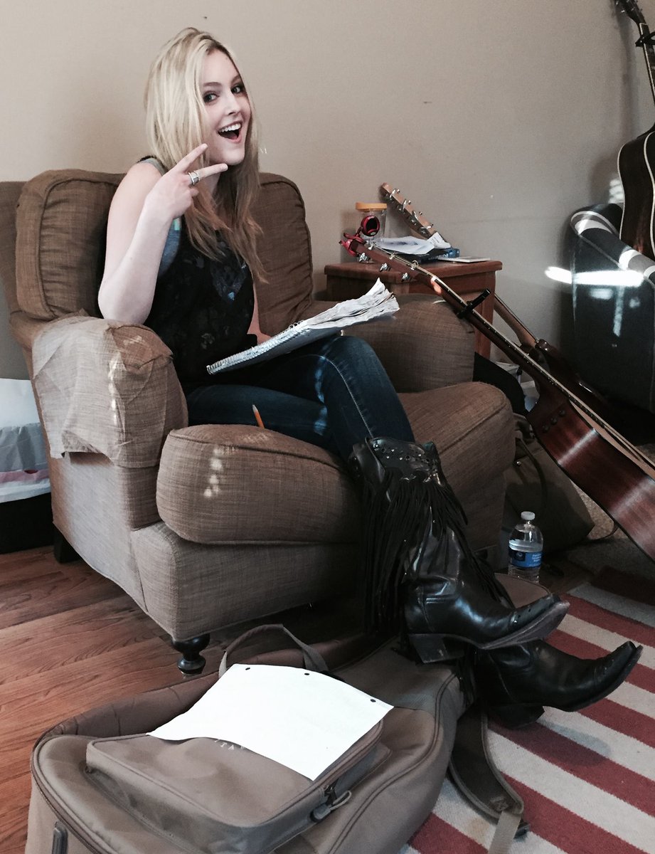 BrooklynRoebuck's tweet image. Does anybody have the app YouNow? Inquiring minds want to know. #toomanyapps #toolittletime #soundsinteresting