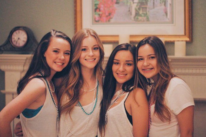 I love my friends😊 http://t.co/8z03EiqmXu