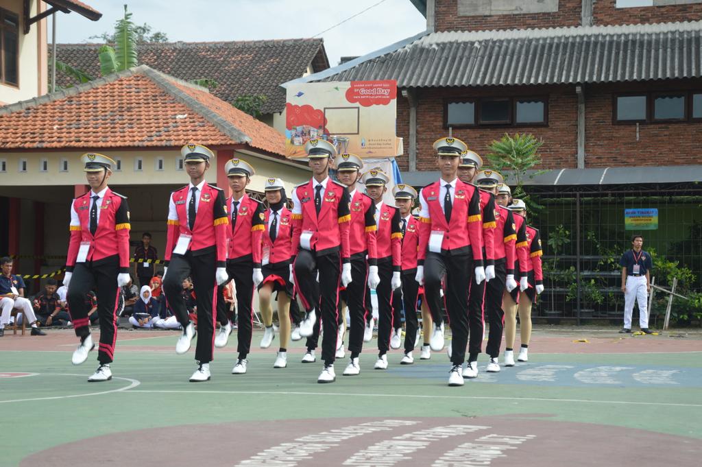 paskibrastemsa's tweet photo. @Anak_PASKIBRA bolehkan cowok2 pake jas Pink?? Hahaha #GMSTeam #Stemsa http://t.co/7ErOpgLQQe