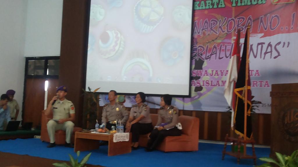 Menwa Sat Univ Islam Jakarta &amp; Polri, sosialisasi keselamatan berlalu lintas kepasa remaja se Jaktim. <a href="/TMCPoldaMetro/">TMC Polda Metro Jaya</a>