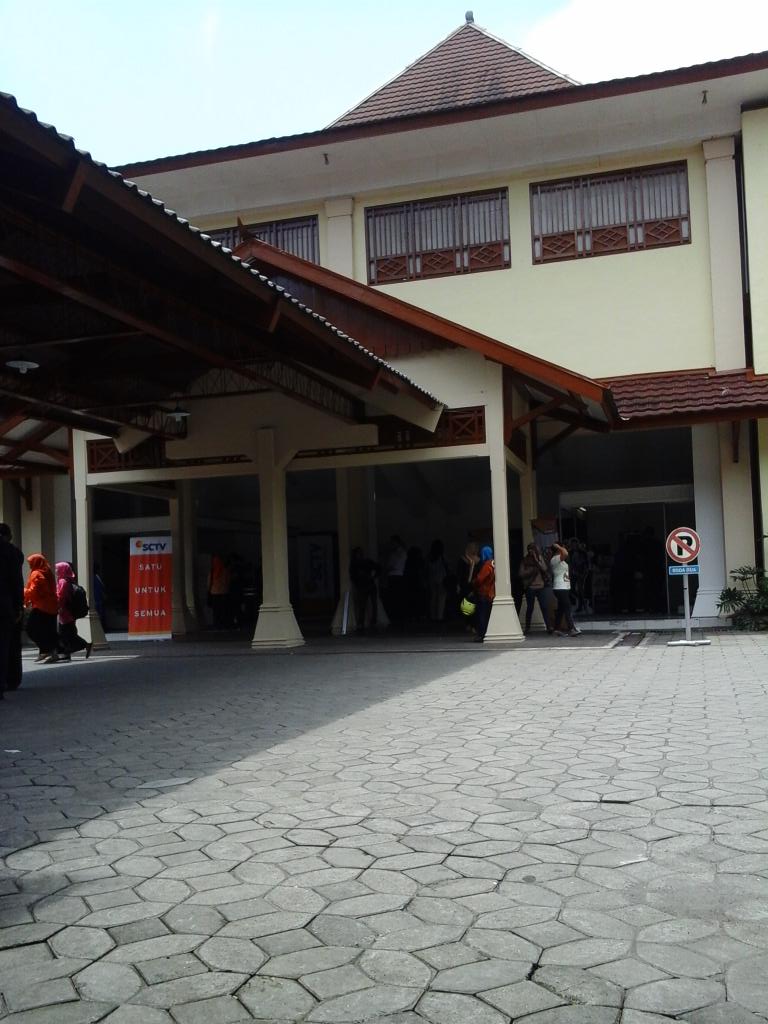 Tetaxpwh's tweet photo. Sesudah talkshow, acr ini memang recomended buat anak komunikasi. Makasih buat mas @fajarjun sdh merekomendasikan :) http://t.co/5sKFMI715X