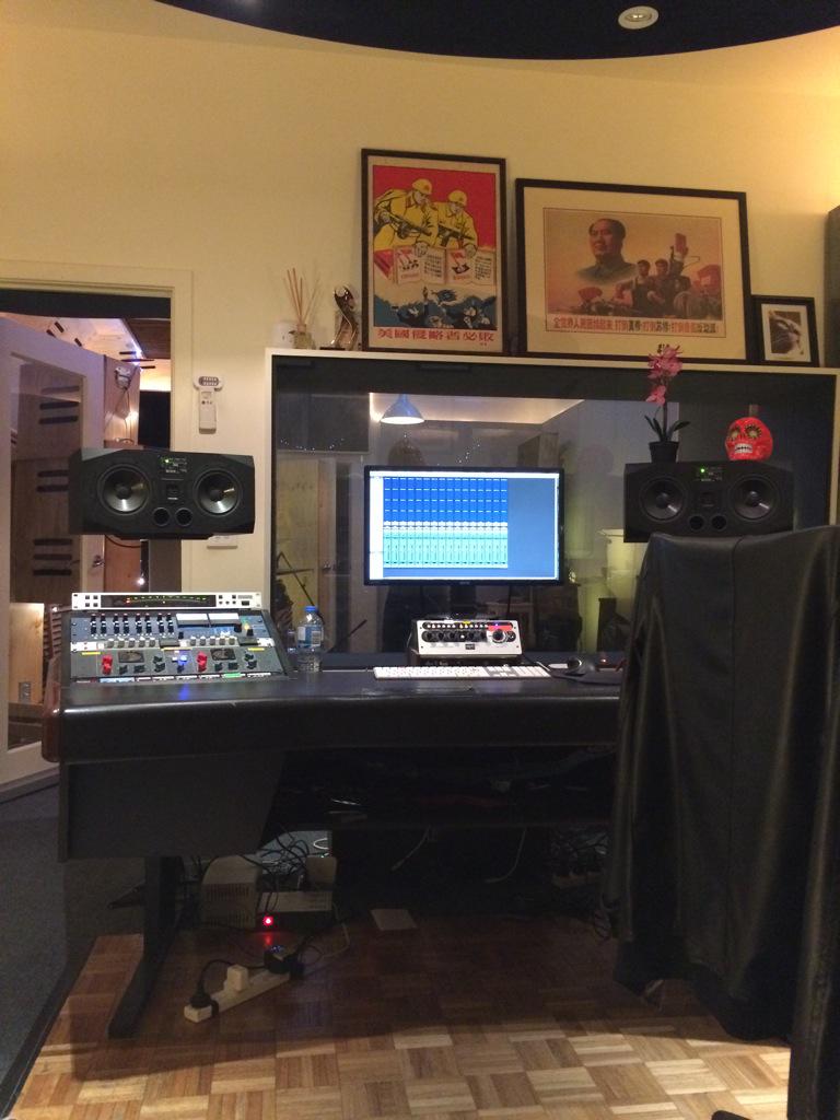 Studio agaaaaaain! We back. Yes we back! Round 23. #album1