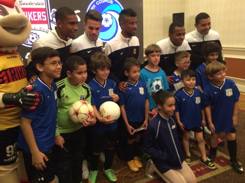 Clube americano faz festa para torcedores mirins com a presença de Léo Moura