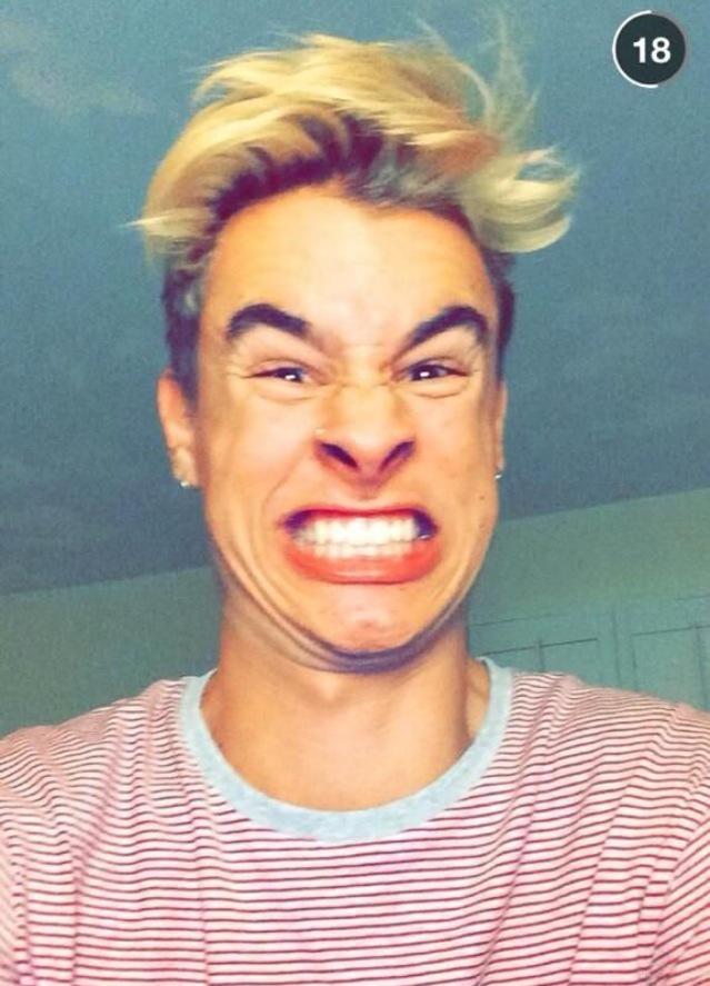 ContentedGrace's tweet image. “@ComicalGent: "Im beautiful okay?"~ http://t.co/dNQaet7DrZ” "Yikes..."