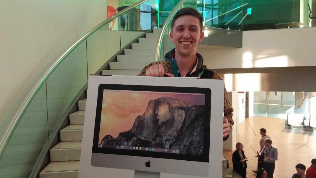 JJmaddn's tweet image. Touched by an Apple angel @ #modevux. Congrats @reedflinch!