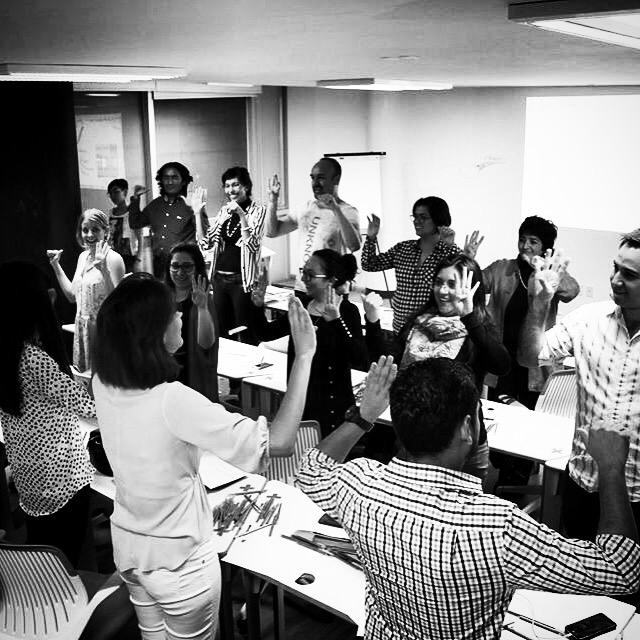 humandesign_lab's tweet photo. En el taller de #mapasmentales aprendemos a expresar nuestras ideas con @angiecolladol en @bee_open. #designthinking http://t.co/nYAKsbdEIB