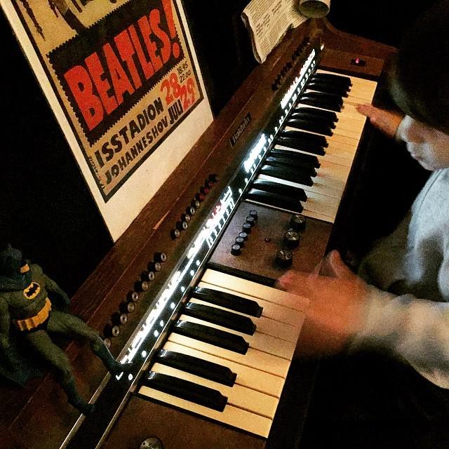 Sebaschen's tweet image. #Batman mirando a Seo tocar el #Funmachine ift.tt/1IsMGsV