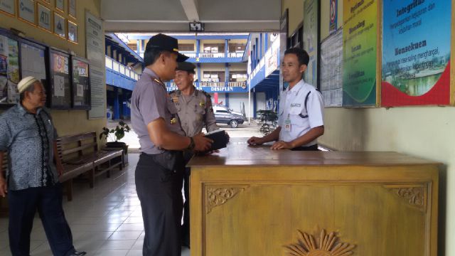 PolresKra's tweet image. Kapolsek Karanganyar AKP Joko Waluyono bersama Bhabinkamtibmas  Bejen patroli sambang sekolah di SMK Muhamadiyah 3!