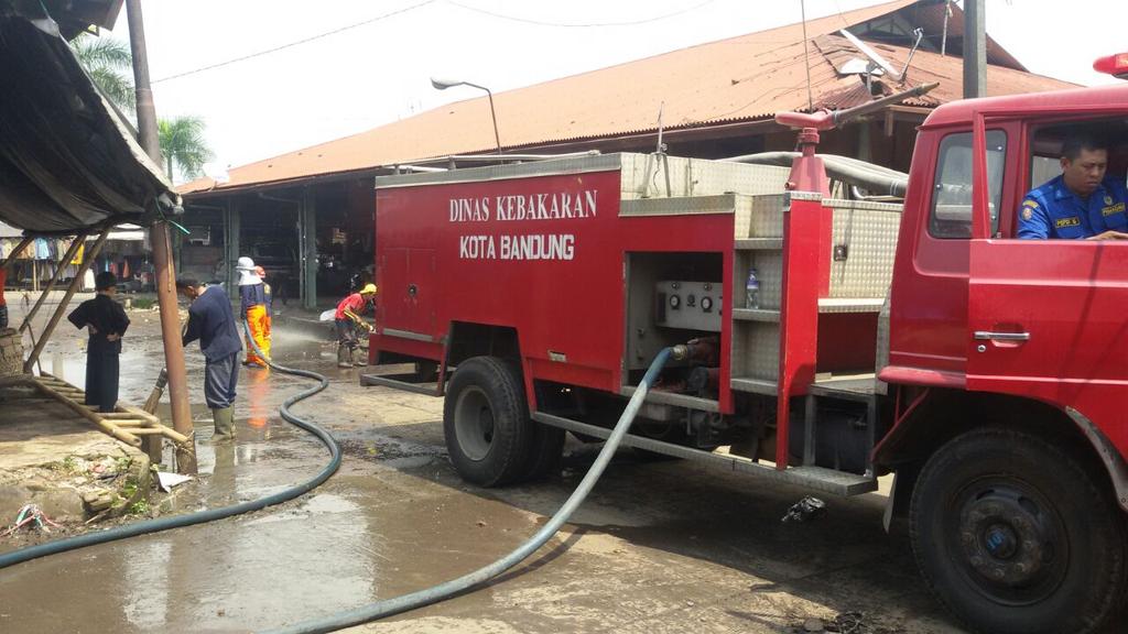 cleanactionid's tweet photo. #PasarSae Team @diskar_bdg giat #BebersihBDG di Pasar Gedebage. Semangat! @pasarkotabdg @PDKEBERSIHAN http://t.co/nA2FjhG04O