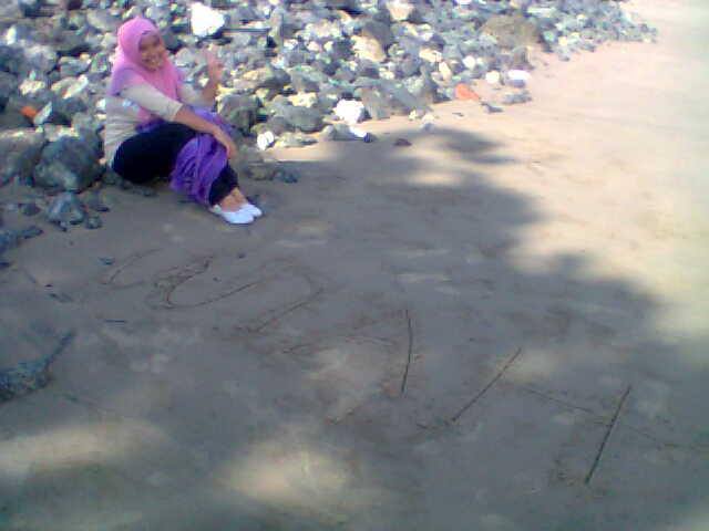 93a0d451f0ce4c5's tweet photo. Pengn ky gni lg.. duduk santae menikmati indhnya sinar matahri terbenm di pinggir pantai (menghyal smbil cngar cngir) http://t.co/PWhIVqafKo