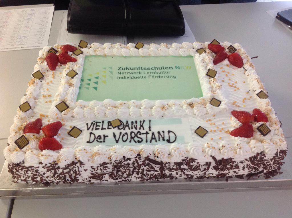 GYM_RS_DIALOG's tweet photo. Der Kuchen für die Auszeichnung "Zukunftsschulen NRW" auf unserer Lehrerkonferenz.. http://t.co/tBSppUDj6s