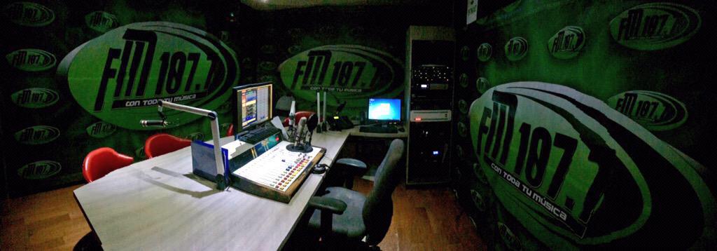 LuisaBenitezR's tweet photo. Ya comenzamos, sintoniza @FM107PR #entraysale #FM107PR http://t.co/e92Xo1y66w
