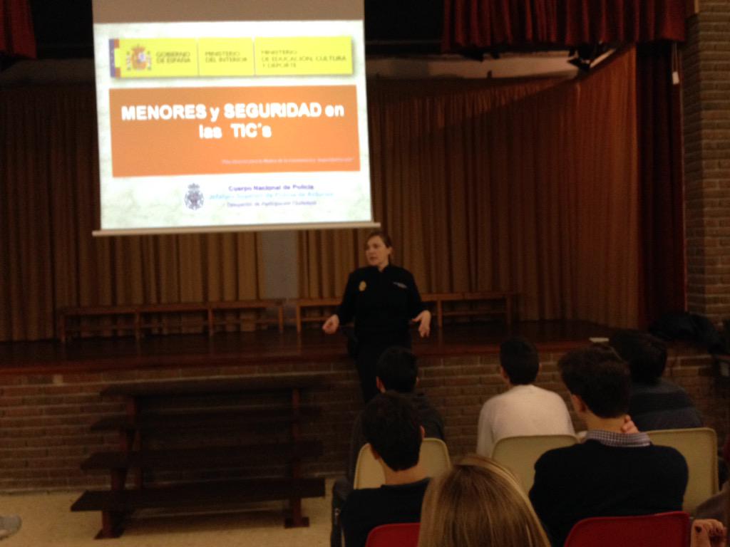 ausevamaristas's tweet photo. Gracias a Victoria Fdez de @policia por dio charla a nuestros alumnos de 2º ESO sobre menores y seguridad en las TIC http://t.co/ah327Yb0LV