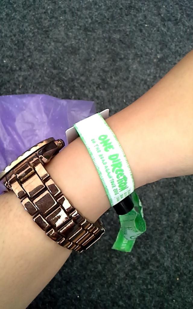 SIX HOURS TO GO @onedirection_ID <a href="/IsmayaLive/">ISMAYA LIVE</a>