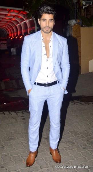 bollywoodmixer's tweet photo. Celebs at #KarimMorani's Birthday Bash! More Pics on: http://t.co/iufYydWDGV http://t.co/iUqgbPwzAy