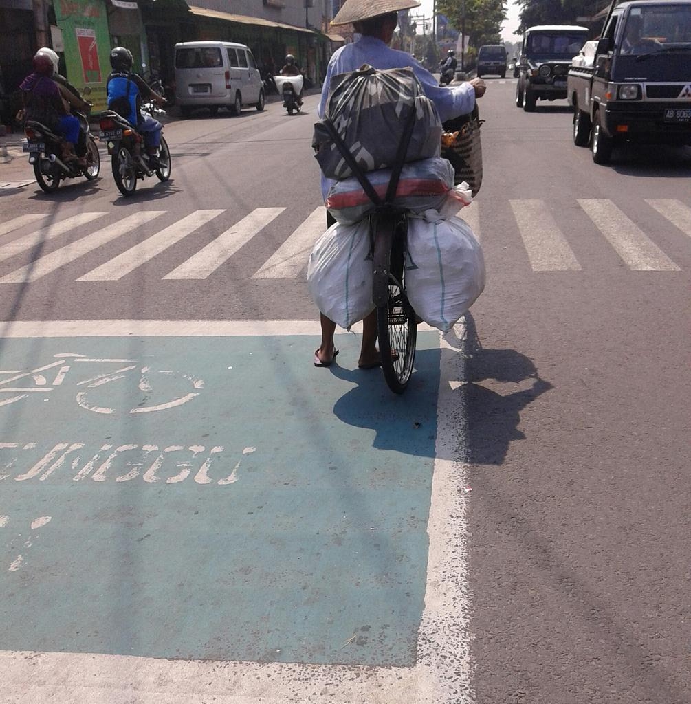 Biarkan ibu ini menggunakan hak-nya ketika di lampu merah.. Karena area itu memang haknya!  -<a href="/herrman_s/">S herrman</a>