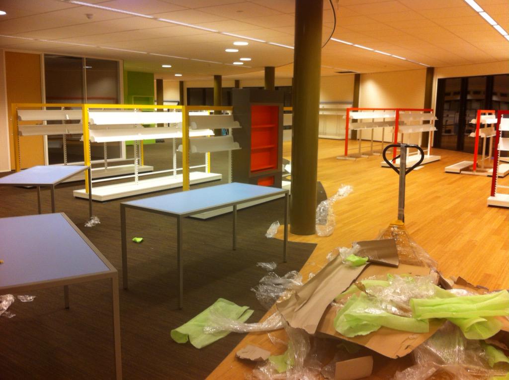 Meubels plaatsen in de nieuwe <a href="/BiebWijchen/">Bibliotheek Wijchen</a> door de ploeg van <a href="/Chris_Houtsma/">Chris Houtsma</a> verloopt goed.