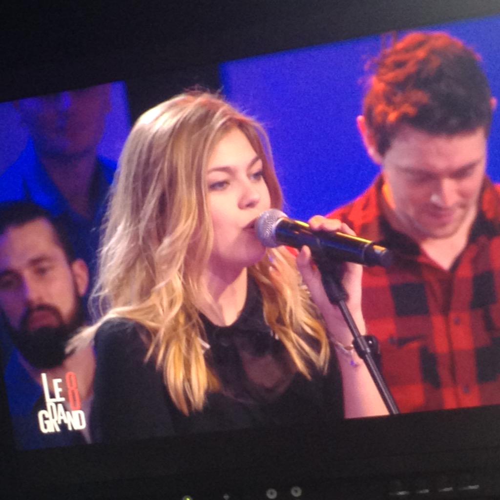 .<a href="/louuuuuane/">Louane Emera</a> chante son premier single "Jour 1" en direct dans #LeGrand8 d8.tv/live