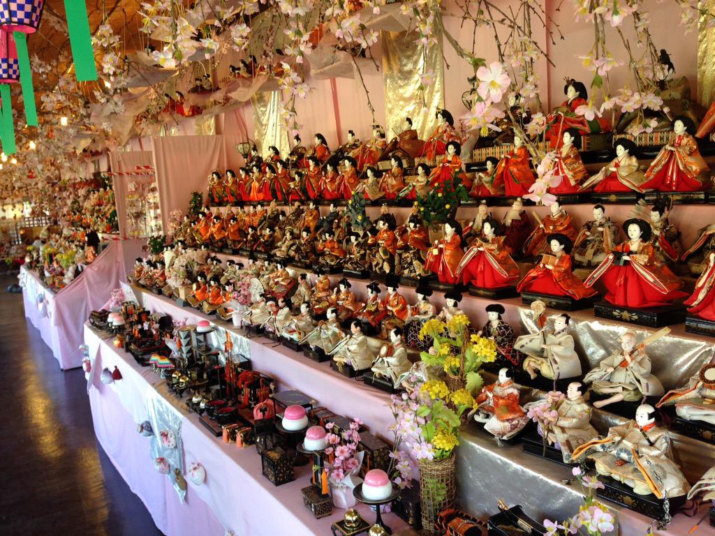 にゃらん 勝浦の花野辺の里というところにきました 梅や河津桜が終わり ソメイヨシノはもう少しなので 花は谷間の時期で お客さんもまばらでした その中に雛人形の館というのがありまして とても見事でした Http T Co W1ypqg3ypq Twitter