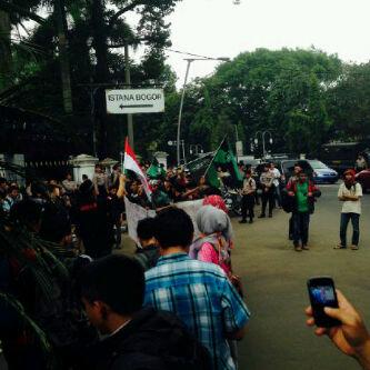 15:16 WIB. Unjuk rasa massa HMI-MPO didepan Pintu 3 Istana Bogor. Kegiatan dlm pengamanan Polri.