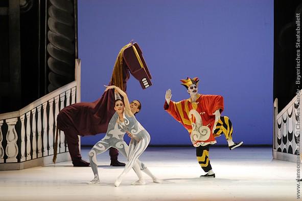 灯 on X: "バレエ・リュスの舞踊作品『パラード』（初演：1917年  パリ、シャトレ座）復元版のハイライト映像です。台本をコクトー、振付をマシーン、音楽をサティ、舞台装置と衣装をピカソが担当しています。https://t.co/wF52QwjXm2  http://t.co/VtqiZacwC3" / X