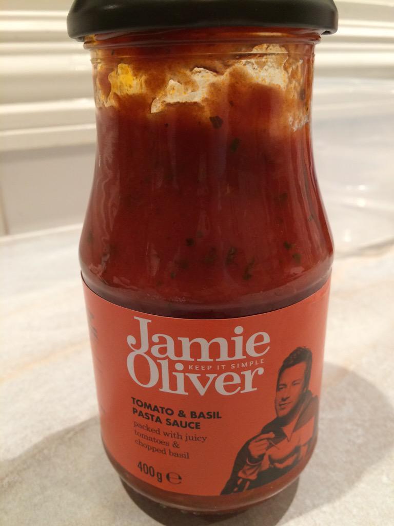 HitNetworkAUS's tweet image. Thanks for helping with dinner tonight @jamieOliver! Looking forward to having you on the show tomorrow! #DanAndMaz