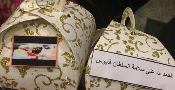albyaan_'s tweet photo. شرطة دبي توزع هدايا رمزيه توزع في مطار دبي للمسافرين العمانيين 
#أبشرى_قابوس_جاء 
http://t.co/Osv2RFhsgI