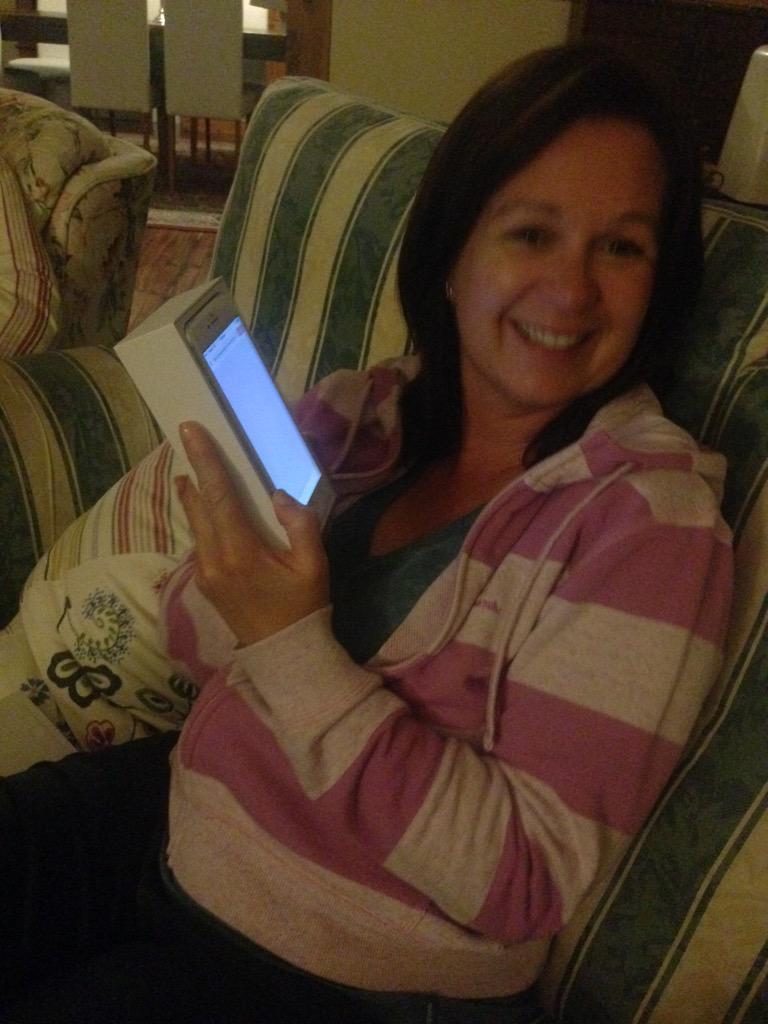 DemiLouiseMusic's tweet photo. And now, because Mum has a new iPhone 6 plus but she can't find a case she refuses to take it out the box. #boxcase http://t.co/InltUOUGom