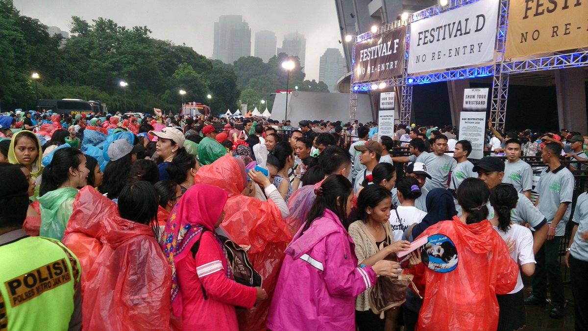 YarisID's tweet photo. Gate venue sudah dibuka. Tetap utamakan keselamatan selama konser ya Groovers. #YarisOneDirection #1DINDO http://t.co/DeCNYnmFcd