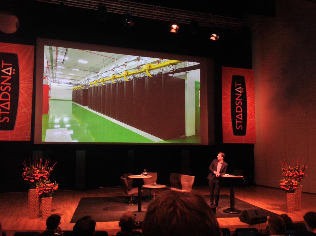 uemawen's tweet photo. Hur ska molntjänster hjälpa stadsnätet att göra affärer. Lyssnar nu på Niklas Danell från Microsoft. @SSNf15 #ssnf15 http://t.co/CPOkyxd1yy