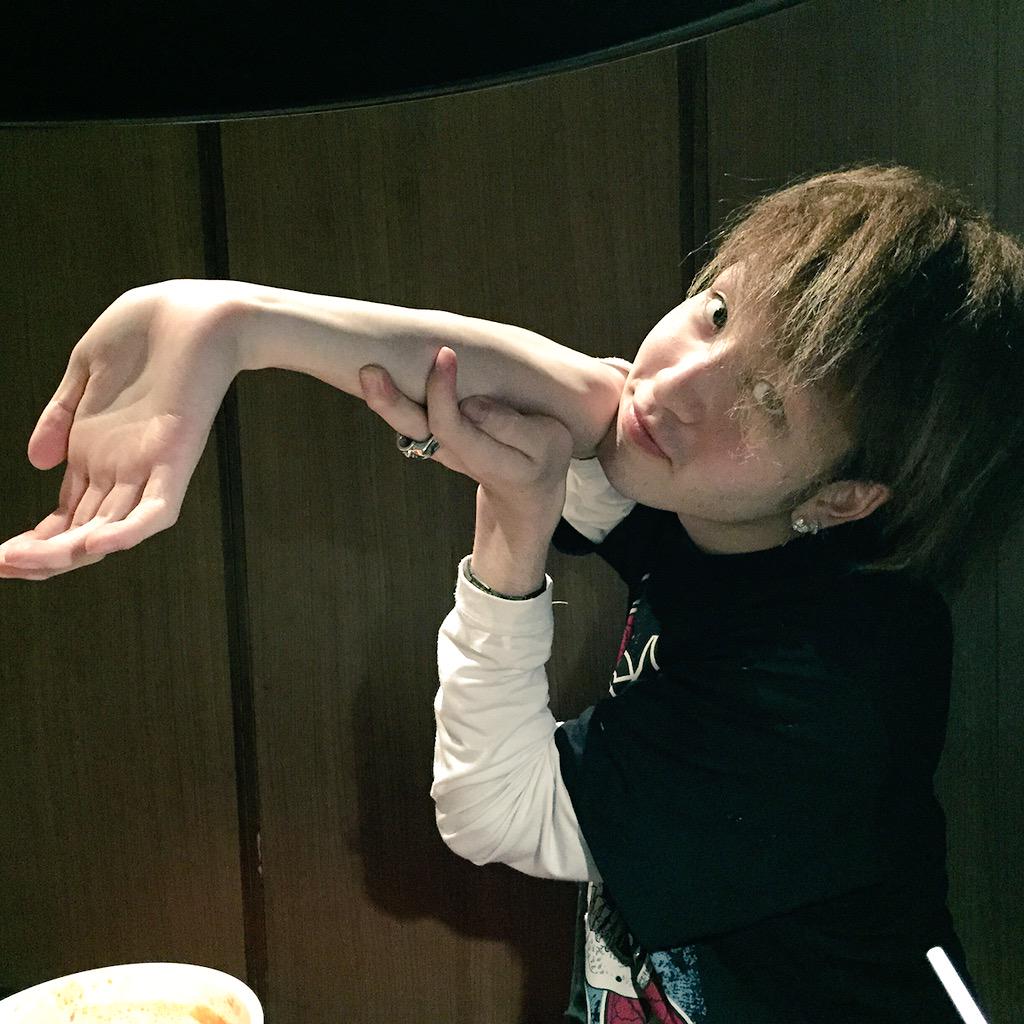 あなたは、アゴとヒジくっつきますか？ | 薬剤師トピックス│健康・美容・賢脳トピックス