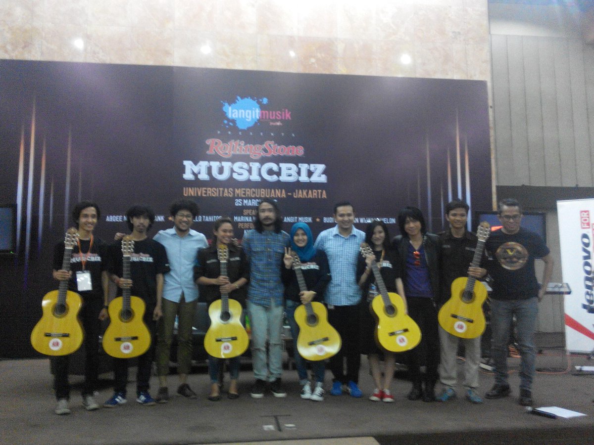 Para musisi menyerahkan gitar dalam program <a href="/1000_Gitar_INA/">1000 Gitar Indonesia</a>  di acara <a href="/langitmusik616/">ㅤㅤㅤㅤㅤㅤ ㅤㅤㅤ ㅤㅤ</a> Rolling Stone Music Biz.