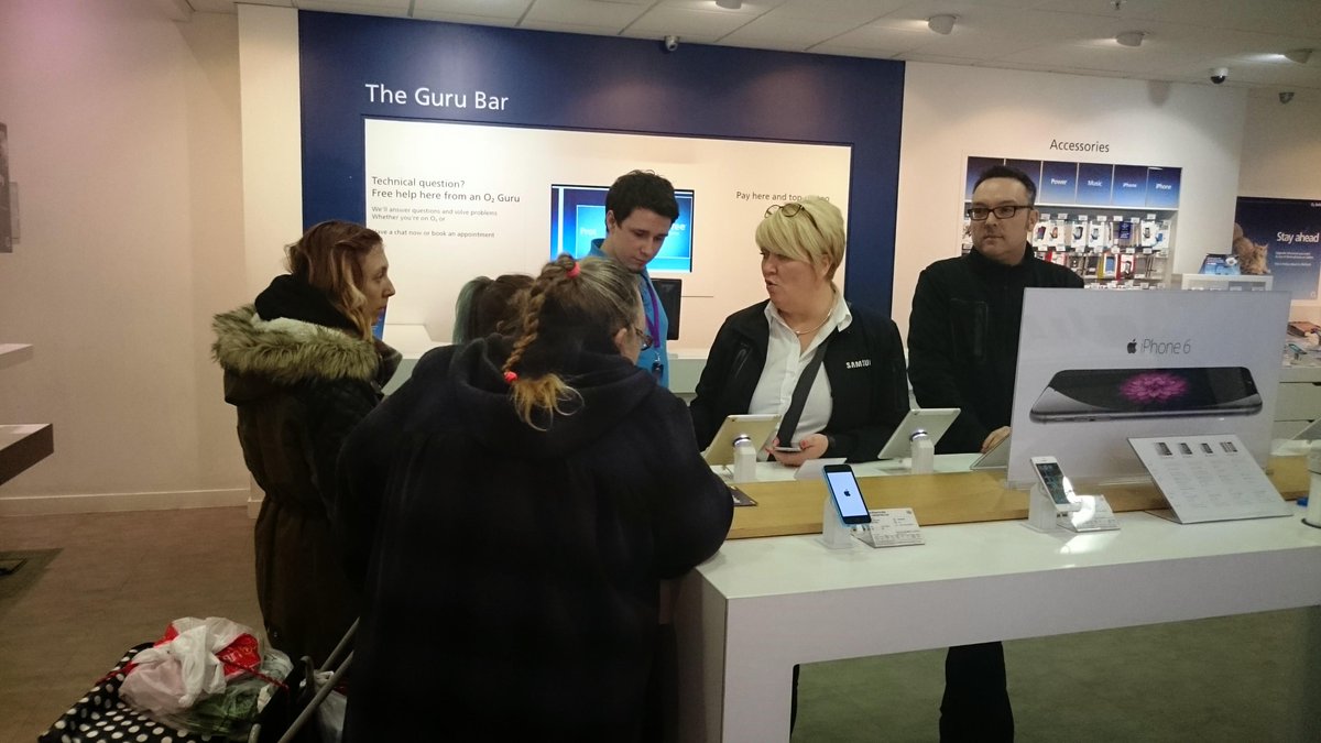 CelfoneTrading's tweet image. A big thank you to @SamsungMobile for showcasing the brand new #GalaxyS6 &amp;amp; #GalaxyS6edge in #O2Doncaster last night!
