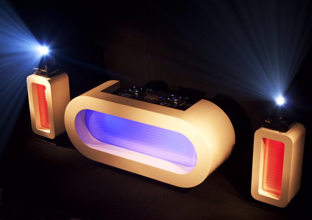 Binnenkort in de verhuur/verkoop #ledbooths #ovalebooth #djbooth