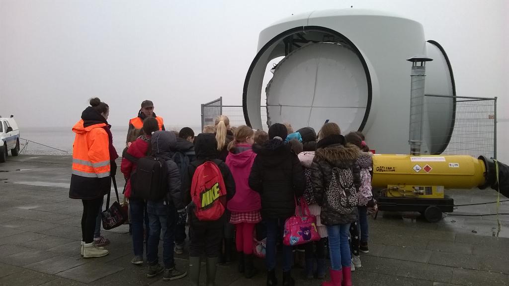 S_Streekstra's tweet image. 90 basisschool scholieren van groep 5,6,7 en 8 uit Groningen bezoeken bouwlocatie windpark Delfzijl Noord