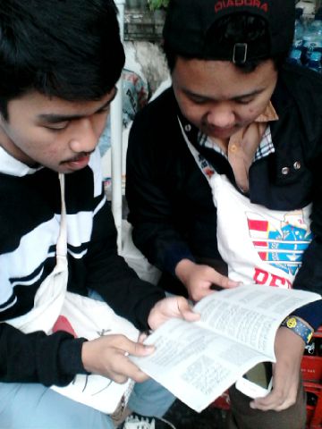 Contoh mereka, nongkrong sambil tadarusan @MaykelZulvan78 <a href="/helmizhd6/">Helmi.</a>