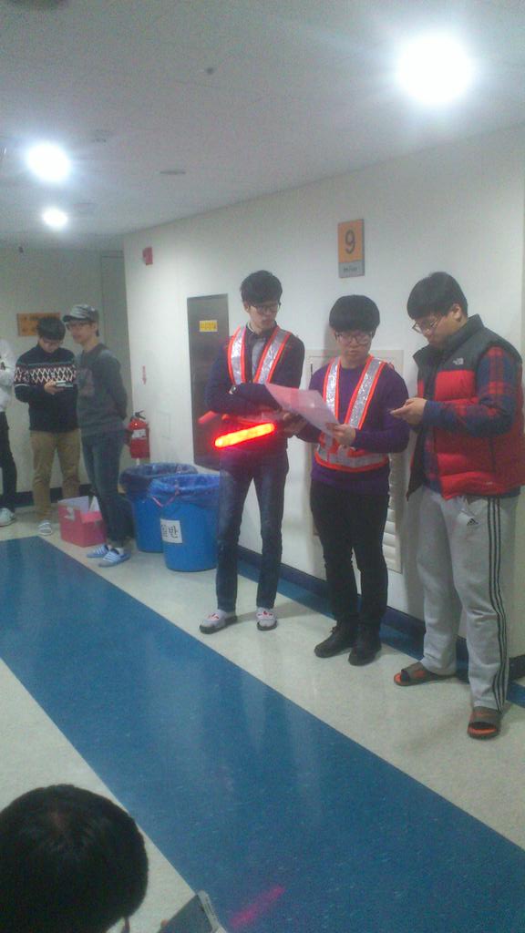 DerHeida's tweet photo. Feuer!!! Feuer!! Feuer!!! Alarm!! Alarm!! Und wir warten hier auf den Aufzug
#feuer #übung #korea #notverysafe http://t.co/NfnPqgWSsz