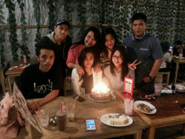 NanaBoozer's tweet photo. Ngemil seru di birthday'a @nopqrherhe w/ @mayanovvv @dhedhe_risma and manymore @tendangemil :* bigthanks bwt crew'a http://t.co/Af2YmoIBF9