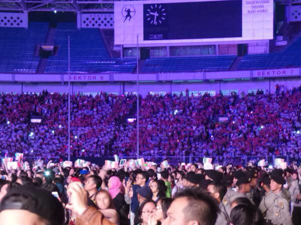 1D_WorldInfo's tweet photo. The fans project during DFWYB tonight at GBK Stadium in Jakarta (not really clear) it says "THANK YOU" http://t.co/o7mgwtkcYi