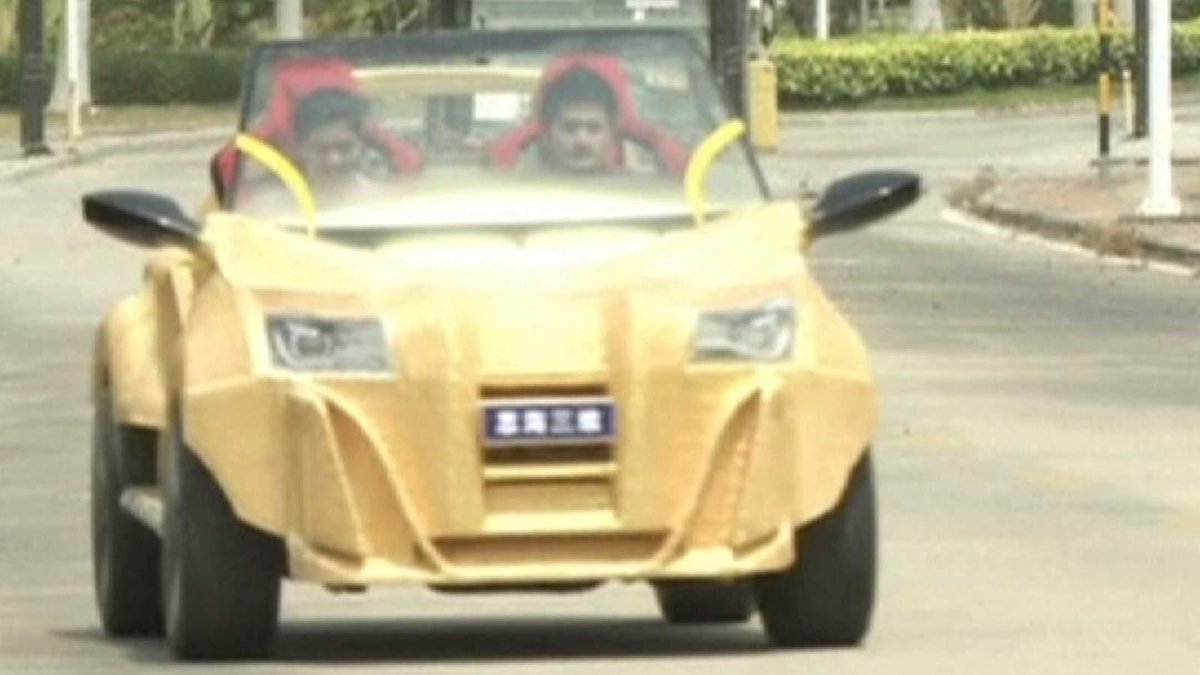 SkyNews's tweet photo. China unveils the country's first 3D-printed car - a convertible with a top speed of 24mph http://t.co/1nmYABxksO http://t.co/HmVycdjNgr