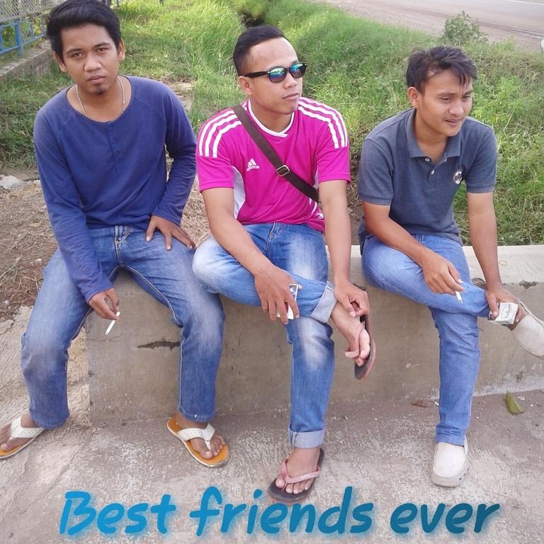 aatsyafat21's tweet image. With helmi n carli :)