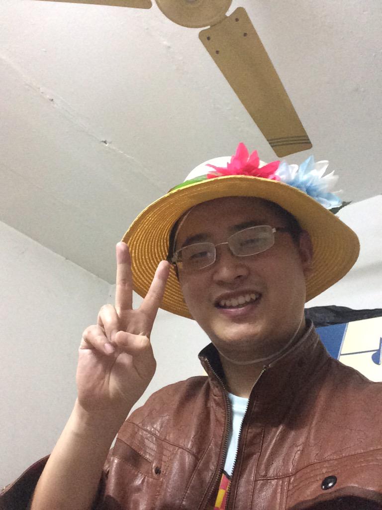 GeorgiaBWood's tweet photo. “@JamesCagewhiTte: My cool hat http://t.co/jYsgIzBVZX” @helenelston