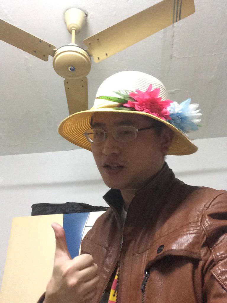 GeorgiaBWood's tweet photo. “@JamesCagewhiTte: My cool hat http://t.co/jYsgIzBVZX” @helenelston