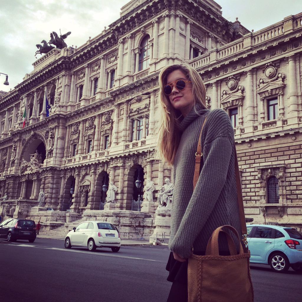 clarialonso_'s tweet photo. Día gris en Roma. Styling @ashmateu . Sweater y pollera @LASPEPAS cartera @JulietaSedler http://t.co/nb0bdfM6GP